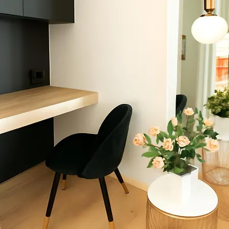 Bliska Wola Garaz Expo アパート *